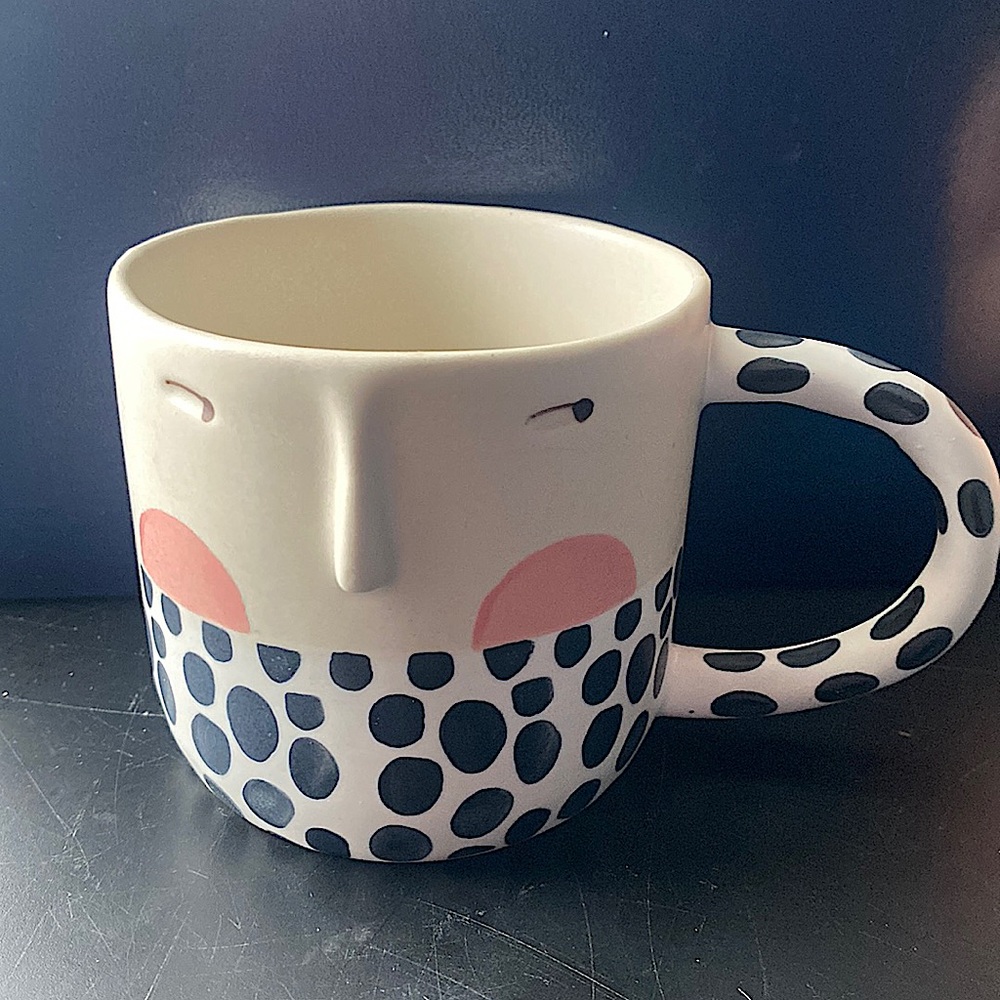 It has pink,black,white and a cream color to it. Very artsy!